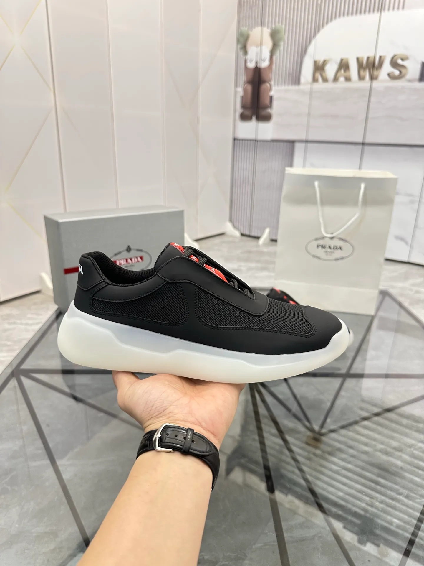 Men's shoes: 💰P660¥ High-end top quality Product trademark: Prada *"Prada*" low-top casual shoes Regular size: 38-45 (can be customized to 46) Product materials: Upper imported silk cowhide spliced ​​with original fabric, breathable lining, original outsole. No.: 001